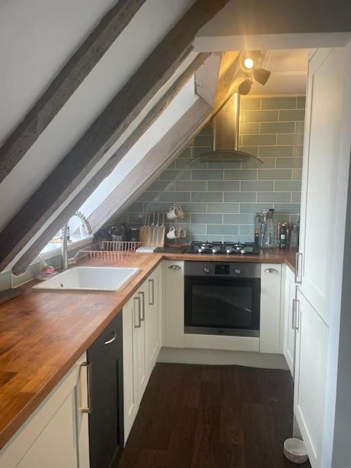 Beautiful 1600'S Loft Apartment. Ware Exteriér fotografie